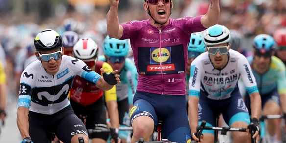 Giro d’Italia, a Valona Mads Pedersen cala il bis e torna in rosa: battuti Strong e Aular