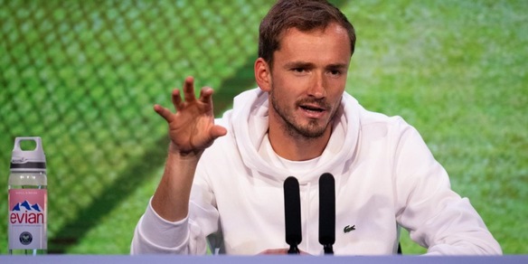 Medvedev e la battuta in conferenza stampa che fa ridere tutti: "Se non mi sveglio..."