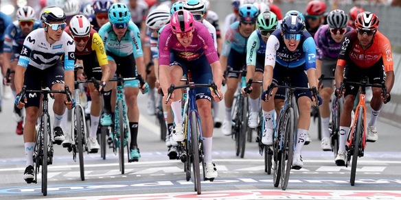 Ciclismo, domani il Giro torna in Italia: dalla maglia rosa di Pedersen alla sorpresa Tarling