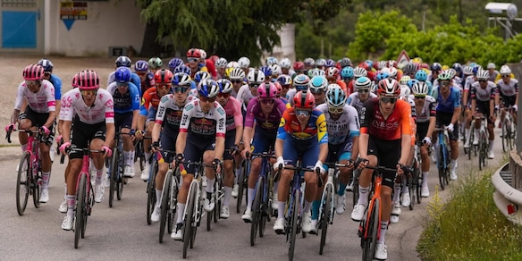 Il Giro d’Italia arriva in Puglia, Pedersen in maglia rosa