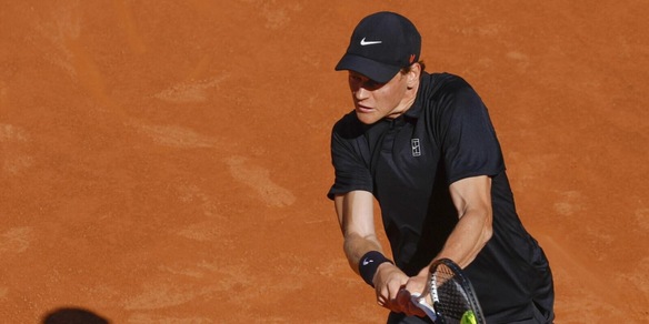 Sinner alza l'asticella: è rimasto sul Centrale ad allenarsi dopo la vittoria con De Jong