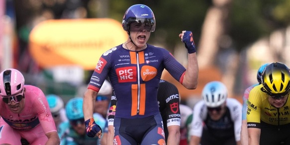 Giro d'Italia, sorpresa Van Uden: a Lecce è podio tutto olandese. Pedersen cade ma alla fine è quarto