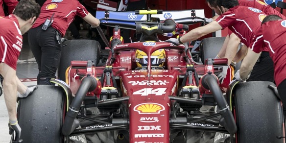 Ferrari, arriva il primo abbraccio di Hamilton con Imola. E tanta voglia di riscatto