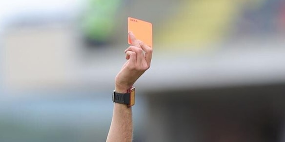 Aggredisce l'arbitro negli spogliatoi: daspo di un anno al calciatore di terza categoria