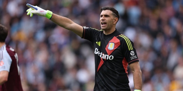 "Emiliano Martinez può lasciare l'Aston Villa: piace a Manchester United e Barcellona"