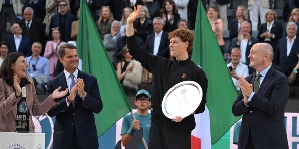 Sinner si interrompe e sorride in conferenza: il coro dei tifosi per lui è assordante