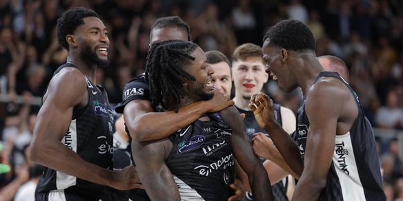 Playoff scudetto, Trento batte Milano: decisivo Cale all'ultimo respiro. Ok Trapani, colpo Trieste