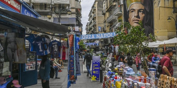 Napoli, febbre da scudetto: Conte porta la squadra in ritiro e la città si prepara alla festa