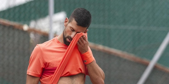 Djokovic, break subito e reazione furiosa: il serbo perde le staffe a Ginevra