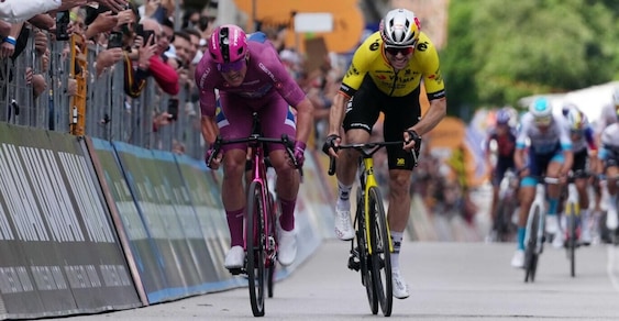 Giro d'Italia, Pedersen cala il poker piegando Van Aert e la rosa di del Toro