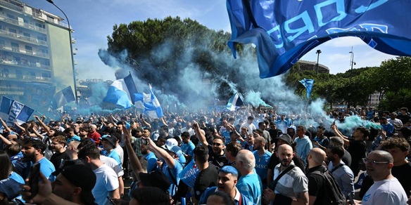 Napoli sogna il quarto scudetto: un fiume azzurro di tifosi invade via Toledo