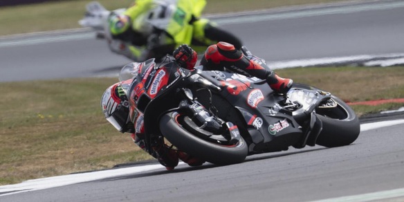 MotoGp, Bezzecchi trionfa a Silverstone: out Bagnaia e Quartararo, rivivi la diretta