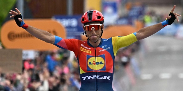 Giro d'Italia, ad Asiago arriva la fuga e vince Verona. Roglic perde un minuto e mezzo dai migliori