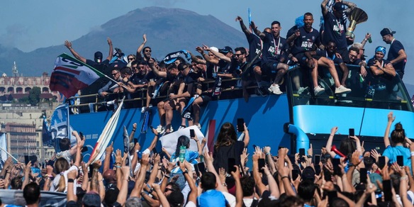 Napoli, in 200mila per la parata scudetto: festa sul Lungomare con la squadra sul pullman scoperto