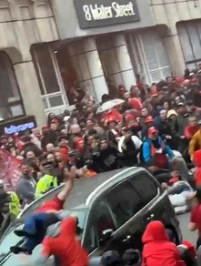 Auto travolge la folla durante la parata per la vittoria del Liverpool: arrestato un uomo
