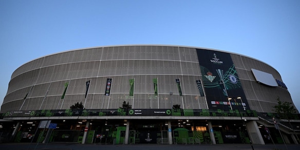 Tensioni e incidenti nella notte tra tifosi di Betis e Chelsea prima della finale di Conference League