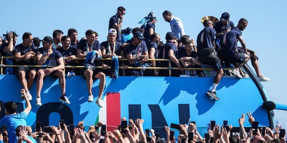 La festa scudetto del Napoli fa il giro del mondo: non ha incantato solo l'Italia