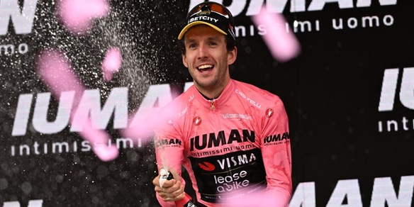 Giro d’Italia, Del Toro e Carapaz litigano. Simon Yates ringrazia conquistando la rosa