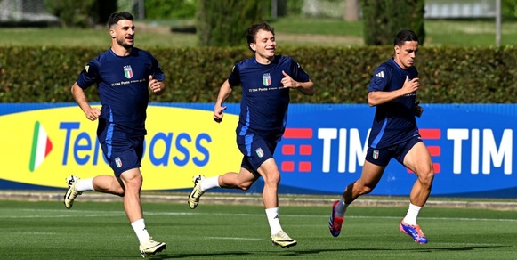 Orsolini e Raspadori si godono l'Italia: "Essere in Nazionale è un grande orgoglio"