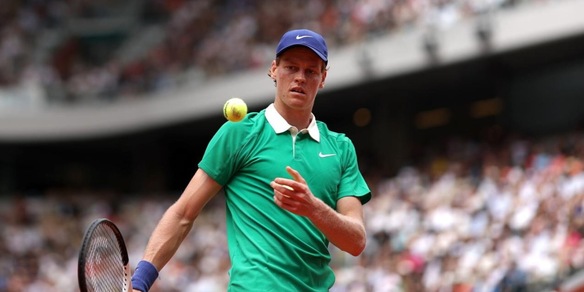 Roland Garros, Sinner travolge Rublev in tre set e vola ai quarti