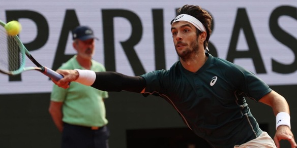 Impresa di Musetti, batte Tiafoe e vola in semifinale al Roland Garros: rivivi la diretta