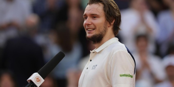 Bublik sfida Sinner, chi è il tennista rinato dopo il viaggio a Las Vegas