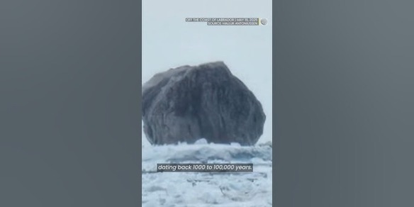Avvistato un iceberg nero, l'assurda teoria sul colore: "C'è un enorme animale dentro"