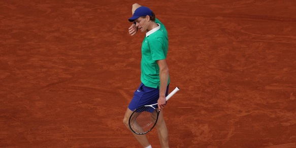 Sinner torna in campo per dimenticare Parigi: oggi il doppio e domani il singolo ad Halle