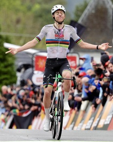 Pogacar, 100 (o quasi) di questi trionfi: conquistato il Delfinato, ora punta al Tour per la tripla cifra