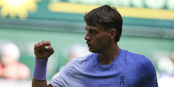 Cobolli piega Shapovalov in tre set e vola ai quarti di finale ad Halle