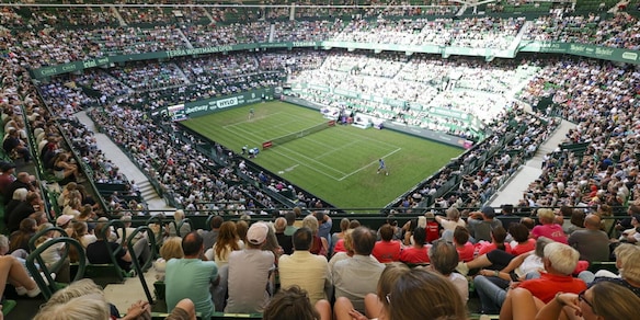 Paura ad Halle, un pannello pubblicitario si stacca e colpisce una tifosa: cosa è successo