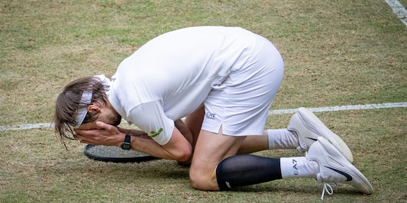 Bublik, momento magico: dopo aver battuto Sinner, trionfa in finale con Medvedev ad Halle