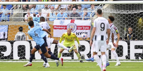 Juve travolta dal Manchester City per 5-2: Tudor agli ottavi da secondo del girone