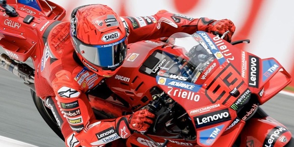 MotoGP, Assen: Marc Marquez trionfa davanti a Bezzecchi e Bagnaia, caduta e frattura a una mano per il fratello Alex