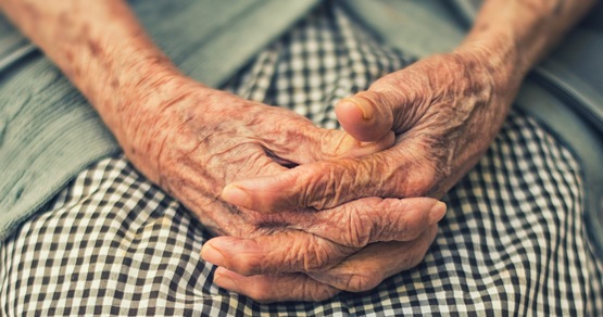 Perché si manifesta l'"odore di anziano" e il superfood da mangiare per prevenirlo