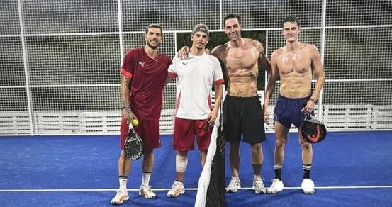 Bufera social Pavard, gioca a padel e fa infuriare i tifosi dell'Inter: "Caviglia guarita?"