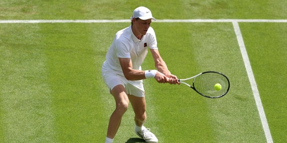 Servizio migliorato e nuovo stile, così Sinner dà la caccia ad Alcaraz a Wimbledon
