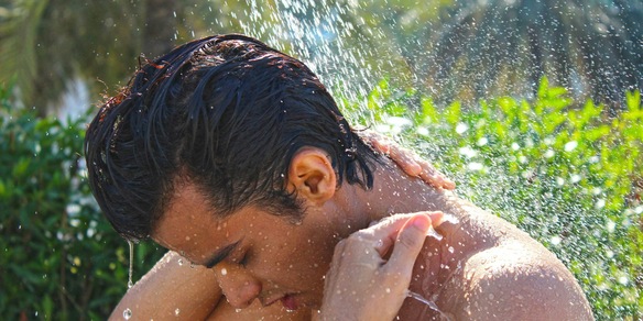 Troppe docce in estate fanno male, gli esperti svelano il numero perfetto