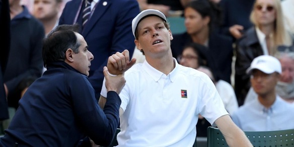 Sinner cancella l'allenamento di oggi a Wimbledon: le condizioni dopo l'infortunio al gomito