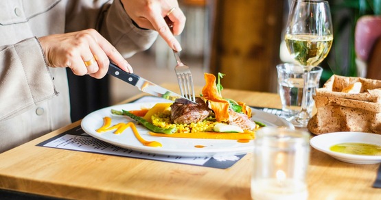 A che ora bisogna cenare d'estate se si vuole perdere peso