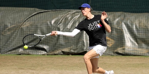 Sinner si allena con il tutore al gomito: test decisivo a Wimbledon con Vasamì