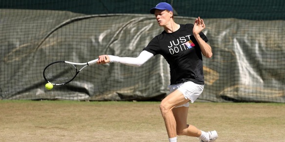 Sinner si allena con il tutore al gomito: test decisivo a Wimbledon con Vasamì