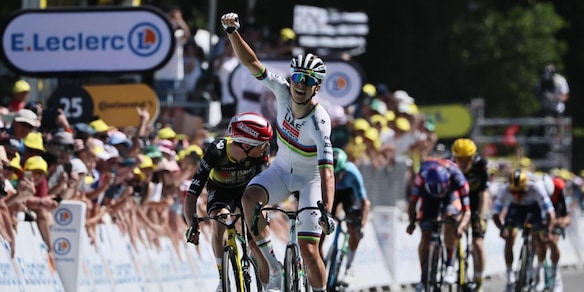 Tour de France, Pogacar vince in volata la settima tappa