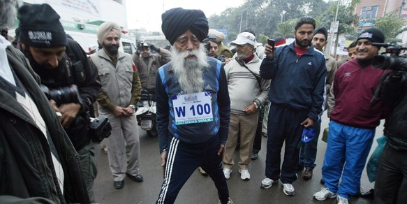 Travolto da un'auto pirata, muore Fauja Singh 114 anni, il maratoneta più anziano del mondo