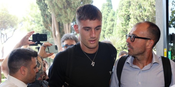 Lucca al Napoli: l'attaccante ha firmato il contratto nel ritiro di Dimaro