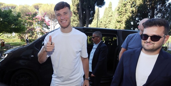 Napoli, ecco Beukema: l'arrivo a Villa Stuart per le visite mediche