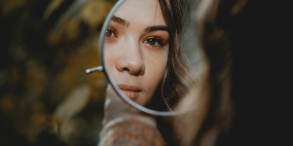 L'abitudine che fa invecchiare prima e aumenta le rughe