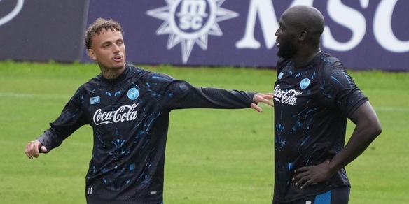 Dove vedere Napoli-Arezzo in tv? Dazn o Sky, orario della prima amichevole dei campioni d'Italia