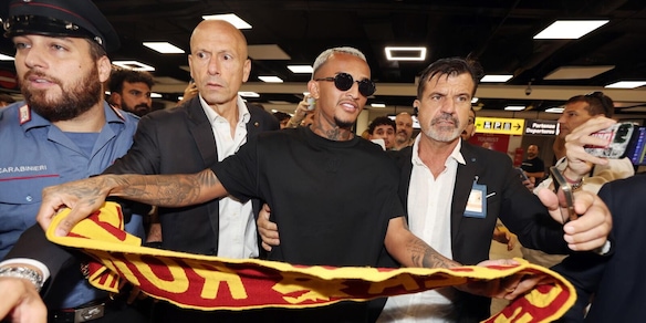 Roma, incredibile Wesley: l'arrivo a Fiumicino è uno show, oltre 100 tifosi all'alba