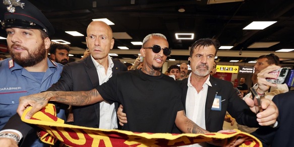 Roma, incredibile Wesley: l'arrivo a Fiumicino è uno show, oltre 100 tifosi all'alba